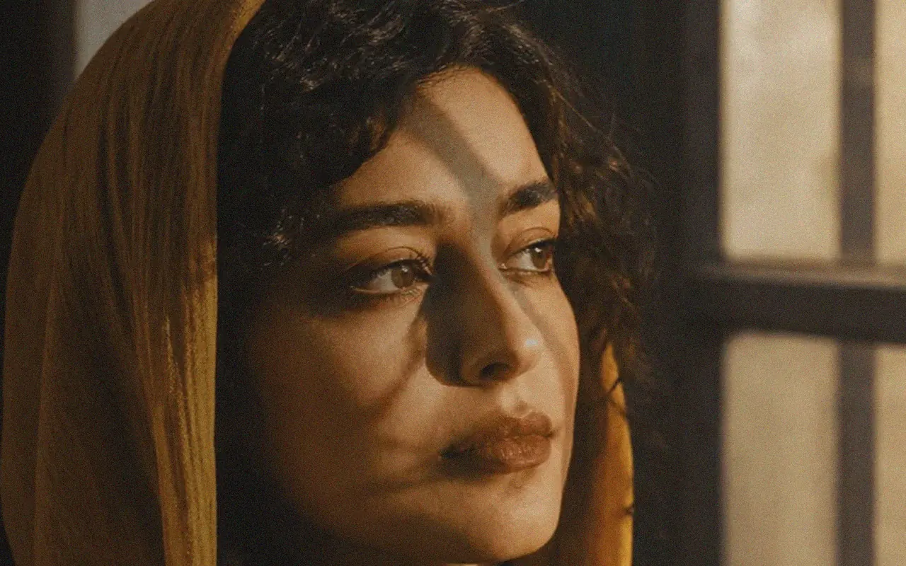 پرتره با نور نامتعادل و سایه‌های تند روی چهره